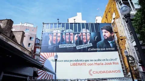 Pol&eacute;mico cartel instalado en el centro de Murcia