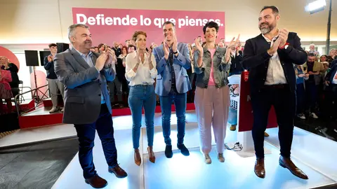 Pedro S&aacute;nchez (centro) rodeado de los l&iacute;deres socialistas navarros