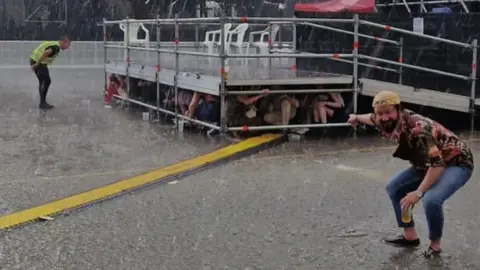 El festival Warm Up, desalojado por la lluvia