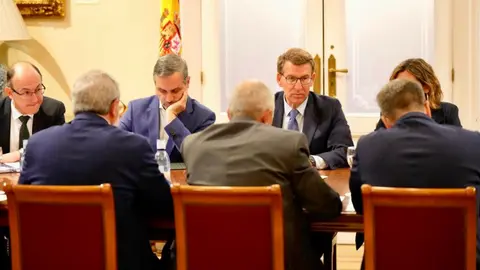 Alberto N&uacute;&ntilde;ez Feijoo trabajando con miembros de su equipo