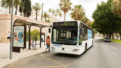 Parada en el Puerto del autobus de la l&iacute;nea 7, que llega al pol&iacute;gono Santa Ana