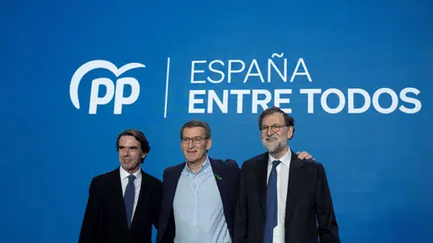 Alberto N&uacute;&ntilde;ez-Feij&oacute;o, flanqueado por Jos&eacute; Mar&iacute;a Aznar (izq.) y Mariano Rajoy