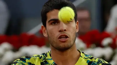 Carlos Alcaraz vence al b&uacute;lgaro Grigor Dimitrov durante el partido correspondiente a dieciseisavos de final del torneo Masters 1000 Madrid de Tenis (Foto: EFE)