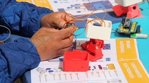 Estudiantes de EUt+ arreglan peque&ntilde;os electrodom&eacute;sticos , en un  hackathon/reparathon que se celebra en la UPCT