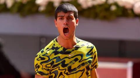 Carlos Alcaraz celebra el triunfo en cuartos de final del Mutua Madrid Open