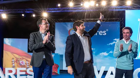 Jos&eacute; Mar&iacute;a Aznar (der,) junto al presidente L&oacute;pez Miras (centro) y Jos&eacute; Ballesta (izq.) en un pasado acto electoral