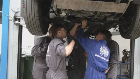 Un grupo de trabajadores de un taller mec&aacute;nico durante su jornada laboral (foto: La 7)