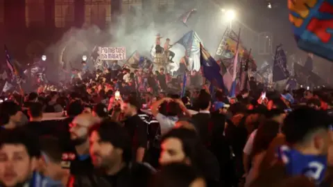 Celebraciones multitudinarias en N&aacute;poles tras la victoria de su equipo (foto: Europa Press)