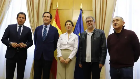 De izq. a der., Gerardo Cuerva (Cepyme), Antonio Garamendi (CEOE), la vicepresidenta Yolanda D&iacute;az, Unai Sordo (CC OO) y Pepe &Aacute;lvarez (UGT)