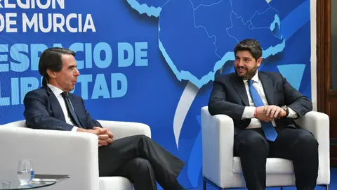 Jos&eacute; Mar&iacute;a Aznar (izq.) y Fernando L&oacute;pez Miras, este viernes en el Real Casino de Murcia