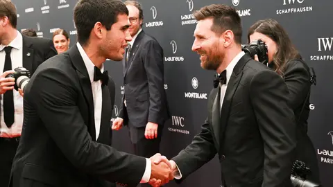 Carlos Alcaraz y Leo Messi se saludan, antes del comienzo de la gala de los Premios Laureus (foto: Twitter)