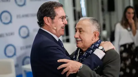 Abrazo entre Antonoi Garamendi (izq.), presidente de CEOE, y Pepe &Aacute;lvarez, secretario general de UGT