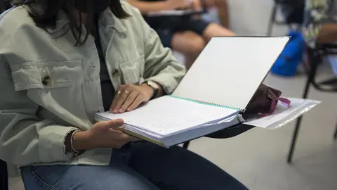Una estudiante lee sus apuntes (foto: La 7)