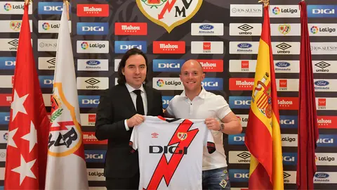 Isi Palaz&oacute;n, junto a Ra&uacute;l Mart&iacute;n Presa, presidente del Rayo