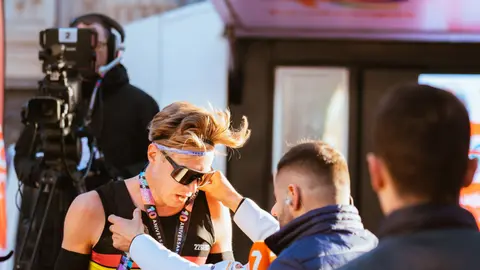 C&aacute;mara de Sinopsis grabando la Marat&oacute;n