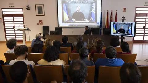 Estudiantes de la Universidad de Murcia atienden al presidente de Ucrania, Volod&iacute;mir Zelenski, durante la videoconferencia (foto: Universidad de Murcia)