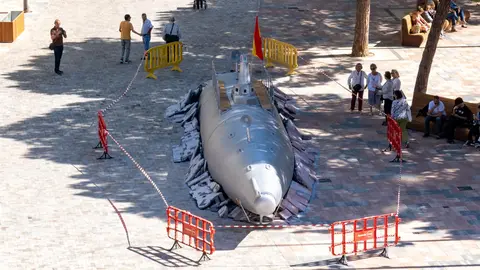 La r&eacute;plica a escala real del prototipo del submarino de Isaac Peral, que ya se instal&oacute; en el centro de Madrid, est&aacute; en la plaza Juan XXIII con motivo de Mucho M&aacute;s Mayo y La Noche de los Museos (foto: Ayuntamiento de Cartagena)