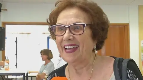 Una se&ntilde;ora entrevistada por Jos&eacute; Francisco Bayona en Qu&eacute;date Conmigo muestra su orgullo por la forma de hablar de los murcianos (foto: La 7)