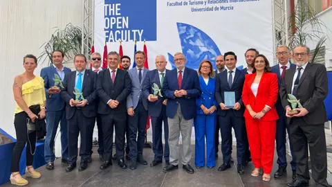 Foto de familia de los premios Palomas del Turismo