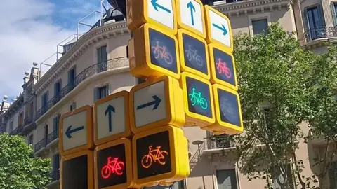Sem&aacute;foro 'Tetris' de Barcelona (foto: Twitter)