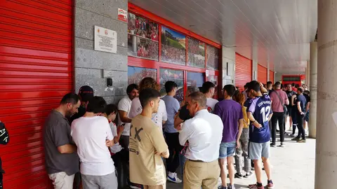 Imagen de archivo de una larga cola en la entrada al bajo de la FEPEMUR, situado en el Enrique Roca (foto: La 7)