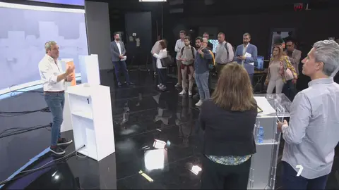 Participantes en el debate escuchan al director general de La 7, Antonio Pe&ntilde;arrubia