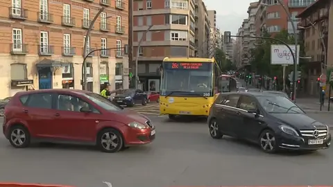Tr&aacute;fico denso en la Plaza Mart&iacute;nez Tornel de Murcia (foto: La 7)
