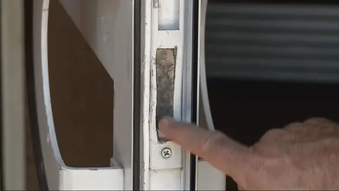 La puerta de un local de Murcia tras ser forzada por un delincuente (foto: La 7)