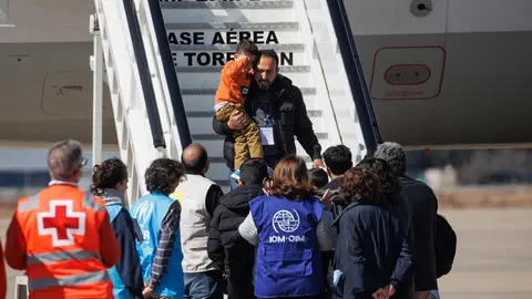 Varios refugiados sirios procedentes de Turqu&iacute;a y afectados por el terremoto (foto: Europa Press)
