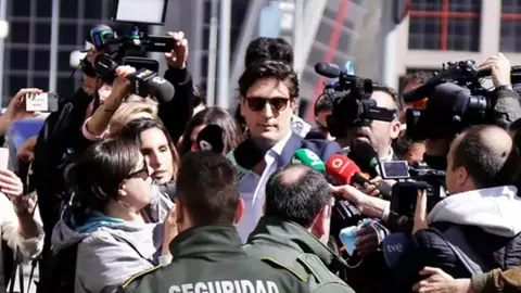 Luis Medina, rodeado de c&aacute;maras a su llegada a los juzgados (Archivo)
