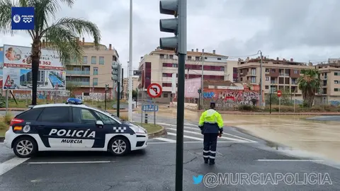 Corte de tr&aacute;fico en la avenida Reino de Murcia