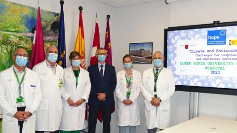 El consejero de Salud junto al equipo directivo de hospital Reina Sof&iacute;a y las dos profesionales de intercambio