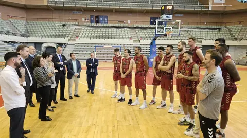 La presidenta del UCAM Murcia CB, Mar&iacute;a Dolores Garc&iacute;a, felicita a la plantilla antes de partir a Barcelona (foto: UCAM Murcia CB)