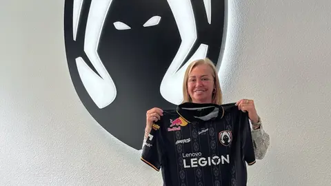 Bel&eacute;n Esteban posa con la camiseta de Team Heretics, del que el alhame&ntilde;o David C&aacute;novas 'TheGrefg' es copropietario