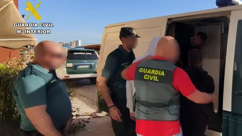 Los agentes de la Guardia Civil custodian a uno de los detenidos (foto: Guardia Civil)