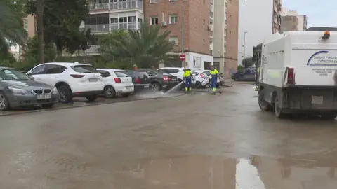 Los operarios trabajan para limpiar las calles de Cartagena tras el temporal (foto: La 7)
