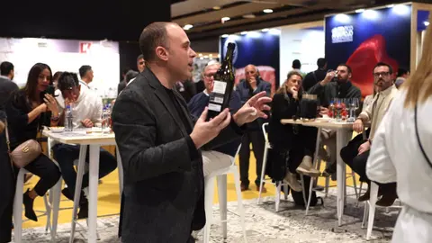 El sumiller Pedro Mart&iacute;nez dirige una cata en el pabell&oacute;n de la Regi&oacute;n de Murcia en Madrid Fusi&oacute;n 2023 (foto: CARM)