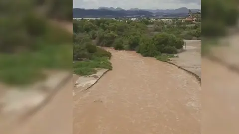 Agua de la rambla de la playa de Matalentisco (foto: La 7)