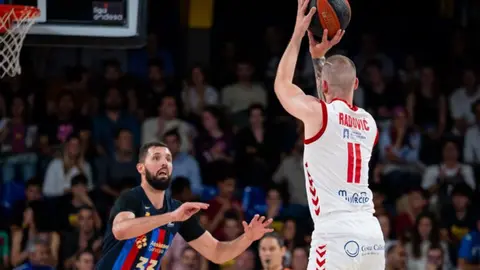 Radovic tira a canasta frente a Mirotic