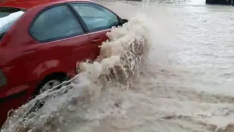Imagen del veh&iacute;culo que intent&oacute; cruzar una riada en Molina de Segura (foto: Internet)