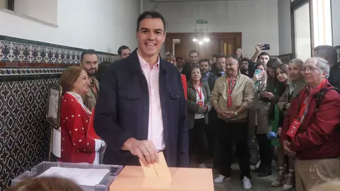Pedro S&aacute;nchez, en el momento de emitir el voto