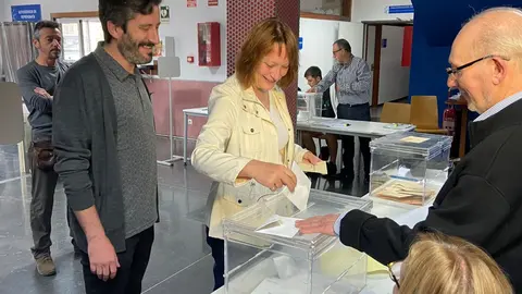 La candidata a la presidencia de la Comunidad, Mar&iacute;a Mar&iacute;n, ejerce su derecho a voto en la UPCT