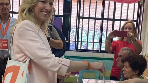 Mar&iacute;a Jos&eacute; Ros, votando