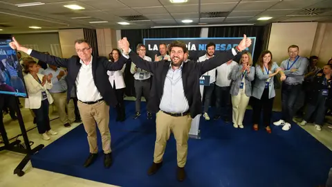 El presidente del PP de la Regi&oacute;n de Murcia y candidato a la Presidencia de la Comunidad Aut&oacute;noma, Fernando L&oacute;pez Miras (d), y el candidato del Partido Popular a la Alcald&iacute;a de Murcia, Jos&eacute; Ballesta (i), durante el seguimiento de la jornada electoral (Foto: Javi Carri&oacute;n - EP)