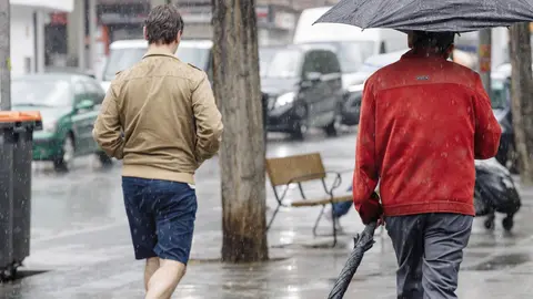 Dos personas pasean bajo la lluvia (Foto: Carlos Luj&aacute;n, EP)