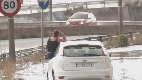 Una mujer se queda atrapada en Molina de Segura en su veh&iacute;culo por culpa de la gran cantidad de agua acumulada alrededor de su veh&iacute;culo (foto: La 7)