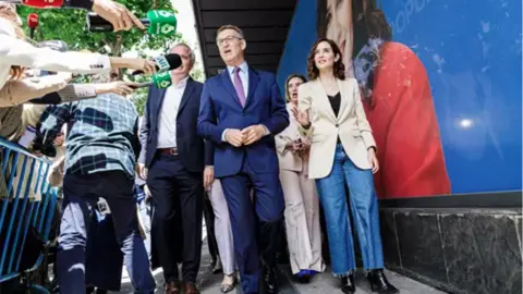 El presidente del Partido Popular, Alberto N&uacute;&ntilde;ez Feij&oacute;o, atiende a medios a su llegada a la Junta Directiva del PP, en la sede de G&eacute;nova (foto: Europa Press)