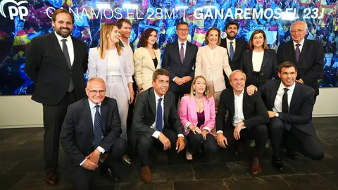 L&oacute;pez Miras (de pie, 3&ordm; por la derecha) junto a Feij&oacute;o, Cuca Gamarra y el resto de candidatos auton&oacute;micos que este domingo han ganado sus elecciones