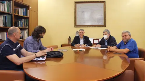 El presidente de la CHS, Mario Urrea, acompa&ntilde;ado por el Comisario de Aguas, Francisco Javier Garc&iacute;a, se re&uacute;ne con representantes de la Comunidad de Regantes (CR) de Calasparra y Cieza del trasvase encabezados por su presidente Miguel Mart&iacute;nez (foto: CHS)