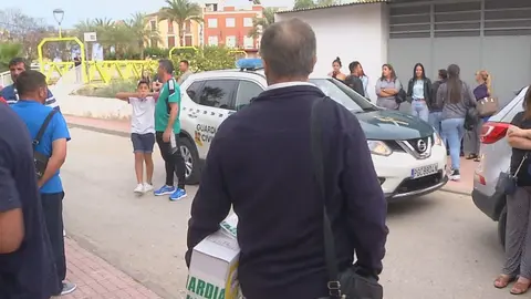 Imagen del momento en el que se intervienen los votos por correo en Albudeite (foto: La 7)